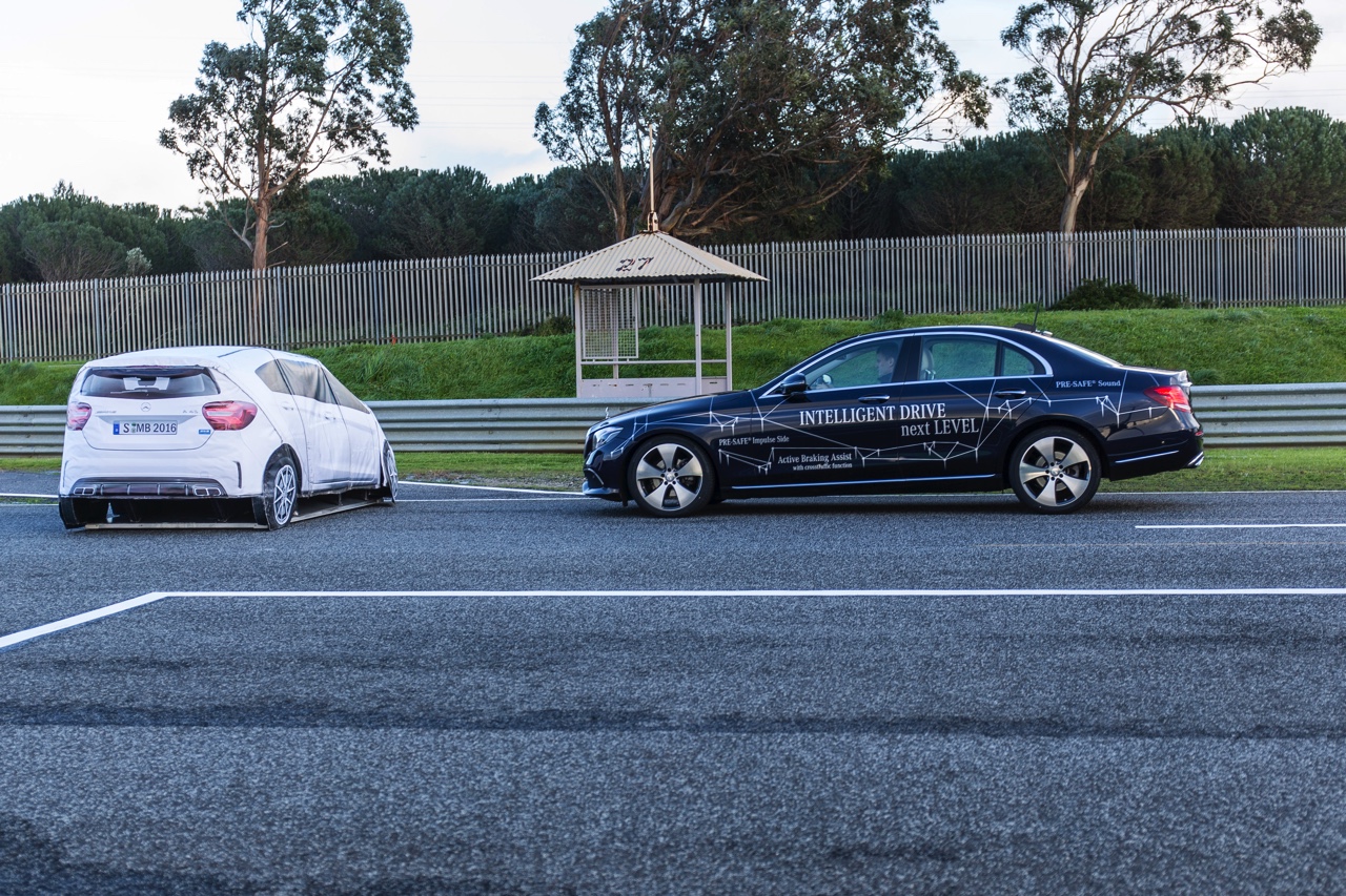 Autotest nieuwe Mercedes-Benz E-Klasse, type W213. De redactie rijdt met de E220d, E350d en E350e plug-in hybride die later in 2016 op de markt komt.