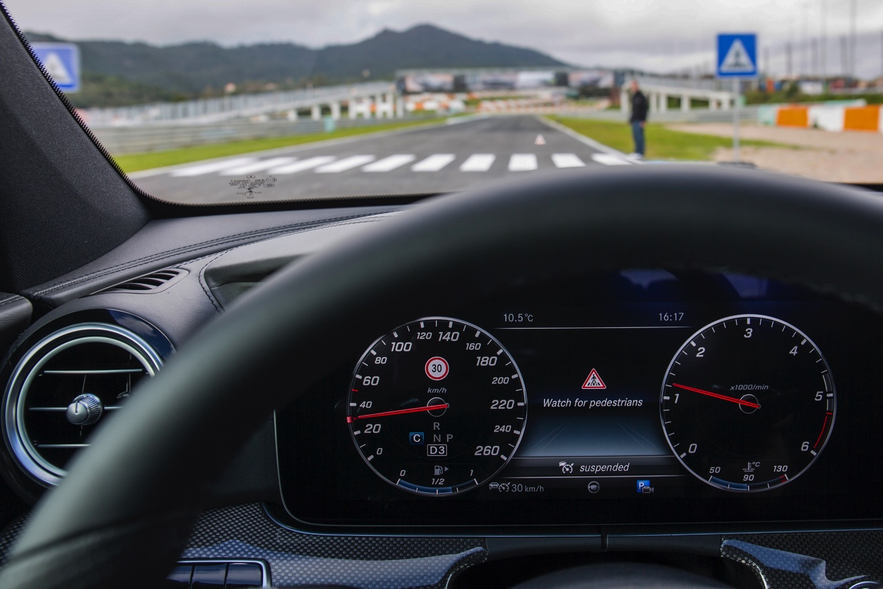 Autotest nieuwe Mercedes-Benz E-Klasse, type W213. De redactie rijdt met de E220d, E350d en E350e plug-in hybride die later in 2016 op de markt komt.