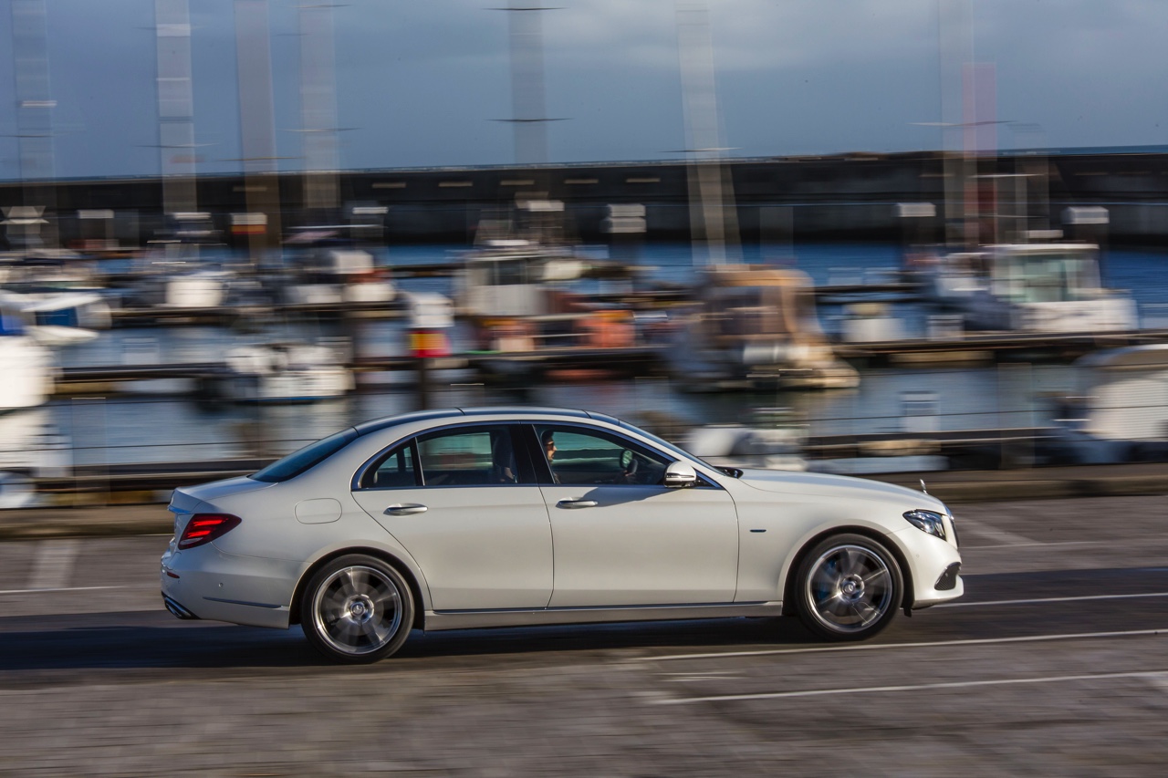 Autotest nieuwe Mercedes-Benz E-Klasse, type W213. De redactie rijdt met de E220d, E350d en E350e plug-in hybride die later in 2016 op de markt komt.