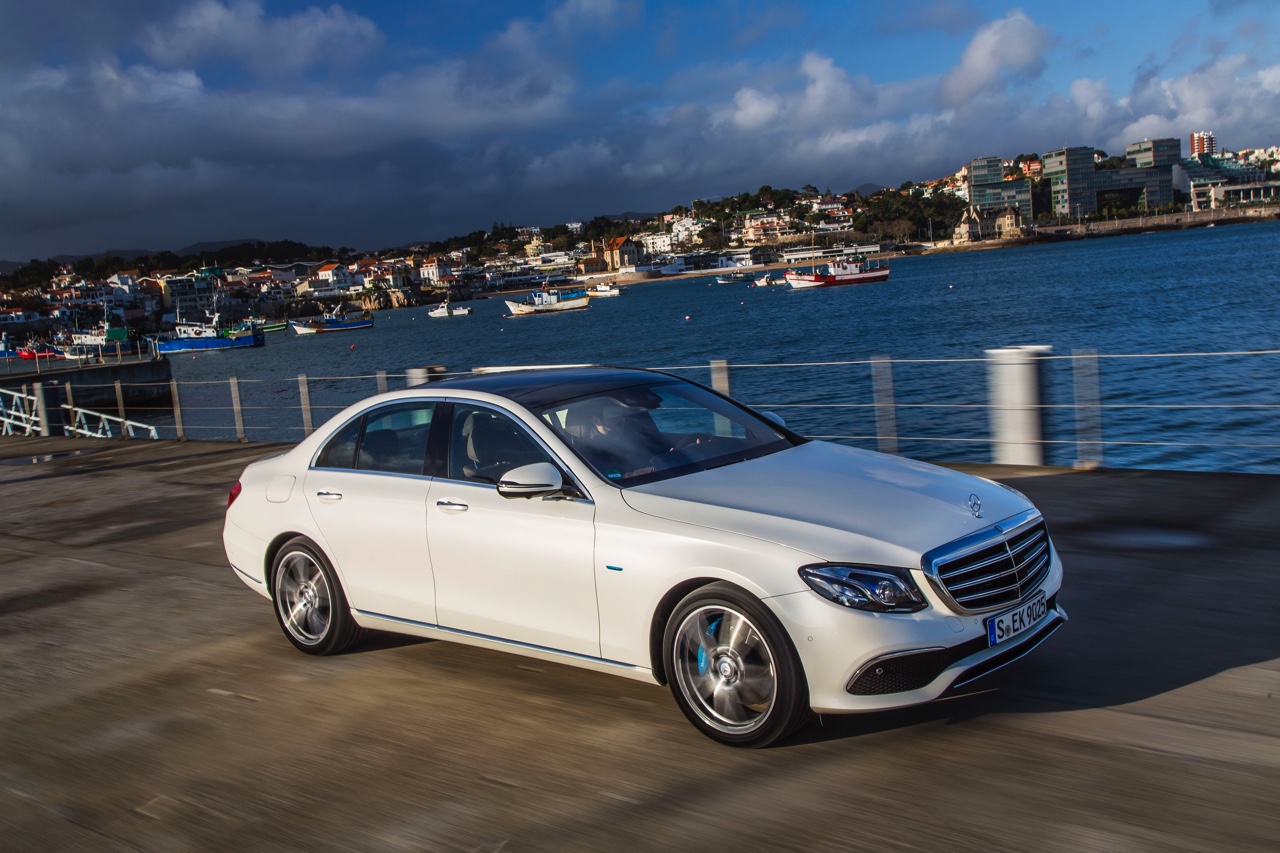 Autotest nieuwe Mercedes-Benz E-Klasse, type W213. De redactie rijdt met de E220d, E350d en E350e plug-in hybride die later in 2016 op de markt komt.