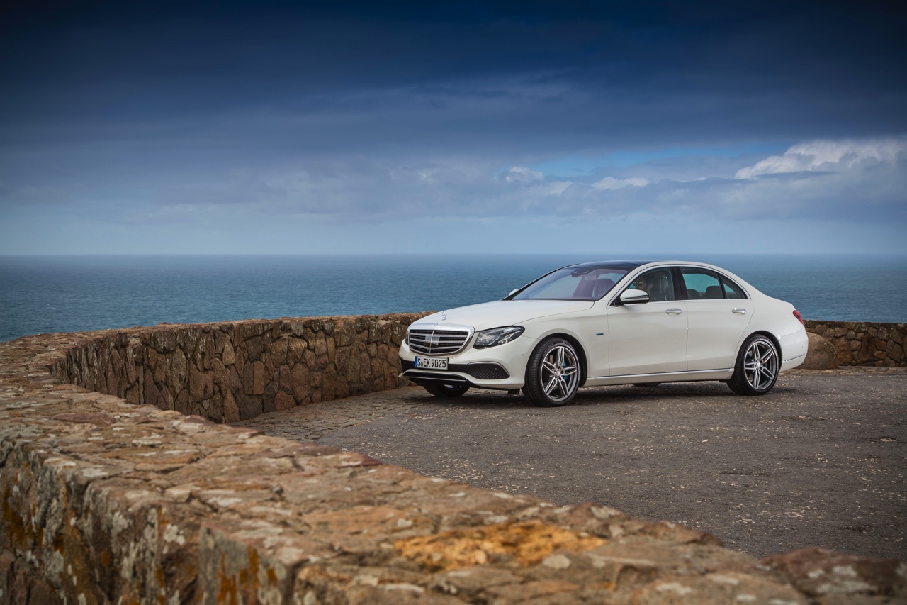 Autotest nieuwe Mercedes-Benz E-Klasse, type W213. De redactie rijdt met de E220d, E350d en E350e plug-in hybride die later in 2016 op de markt komt.