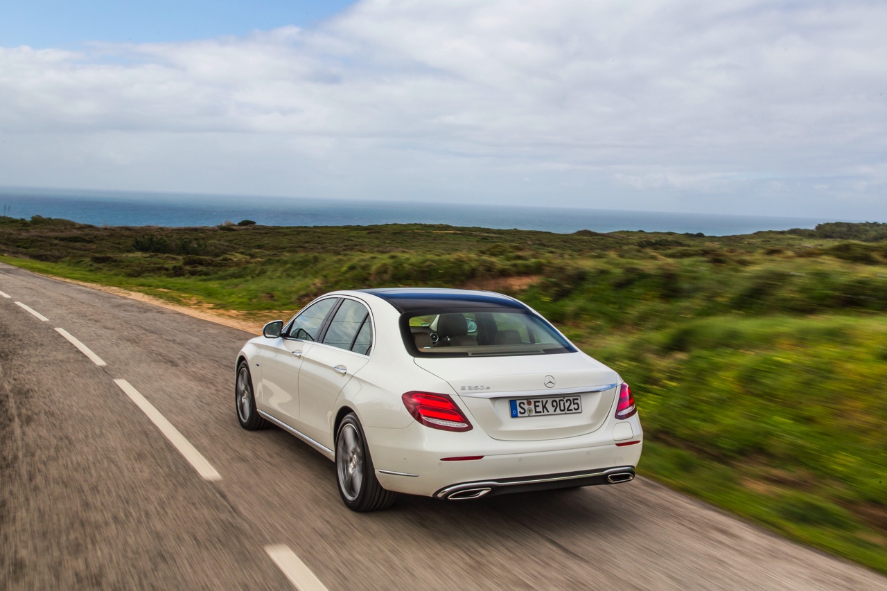 Autotest nieuwe Mercedes-Benz E-Klasse, type W213. De redactie rijdt met de E220d, E350d en E350e plug-in hybride die later in 2016 op de markt komt.
