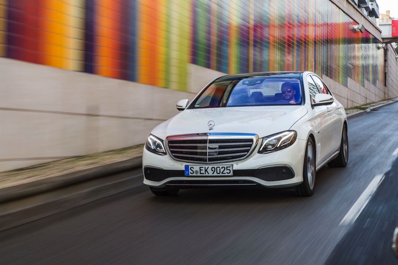 Autotest nieuwe Mercedes-Benz E-Klasse, type W213. De redactie rijdt met de E220d, E350d en E350e plug-in hybride die later in 2016 op de markt komt.