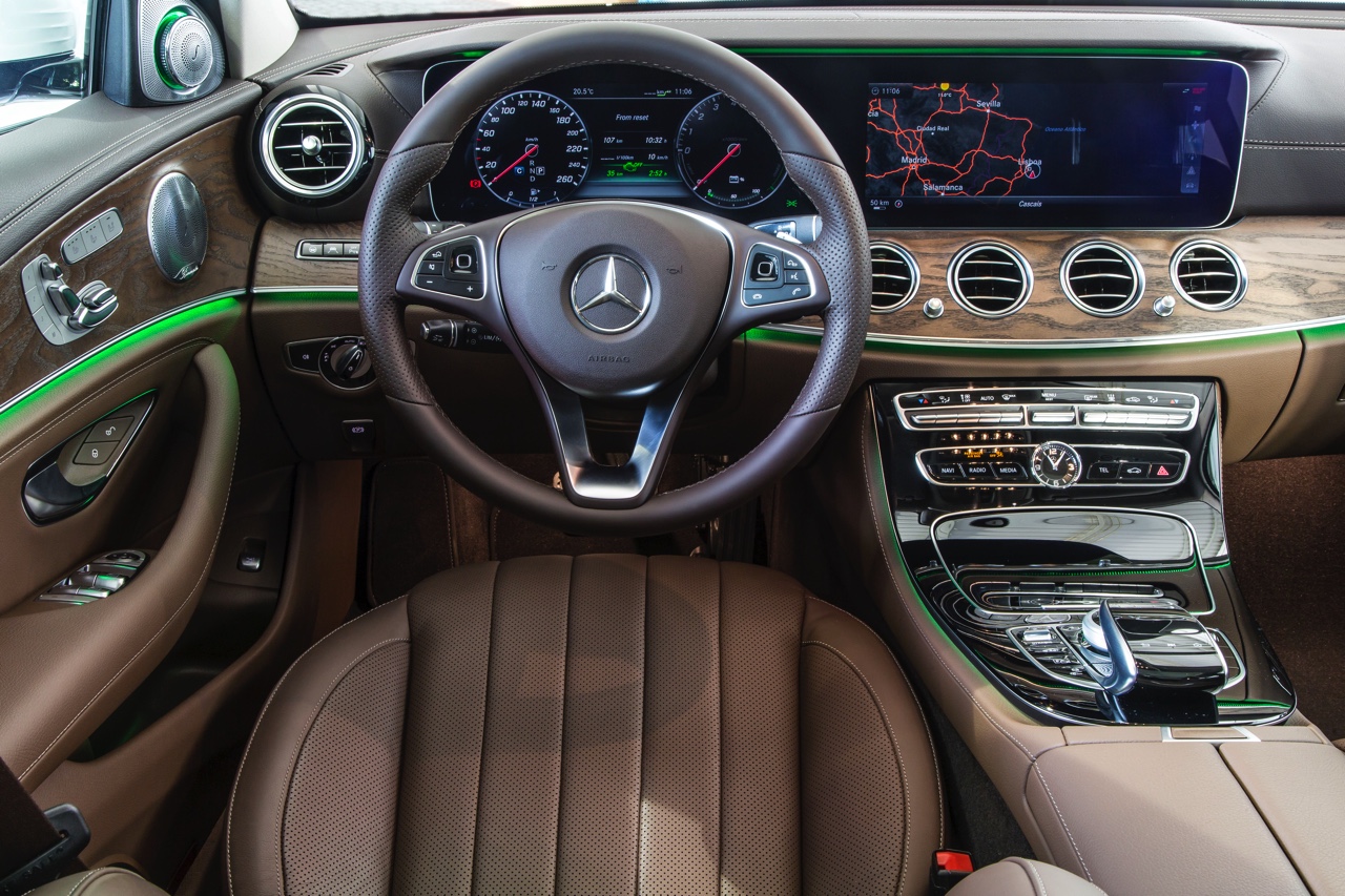 Autotest nieuwe Mercedes-Benz E-Klasse, type W213. De redactie rijdt met de E220d, E350d en E350e plug-in hybride die later in 2016 op de markt komt.
