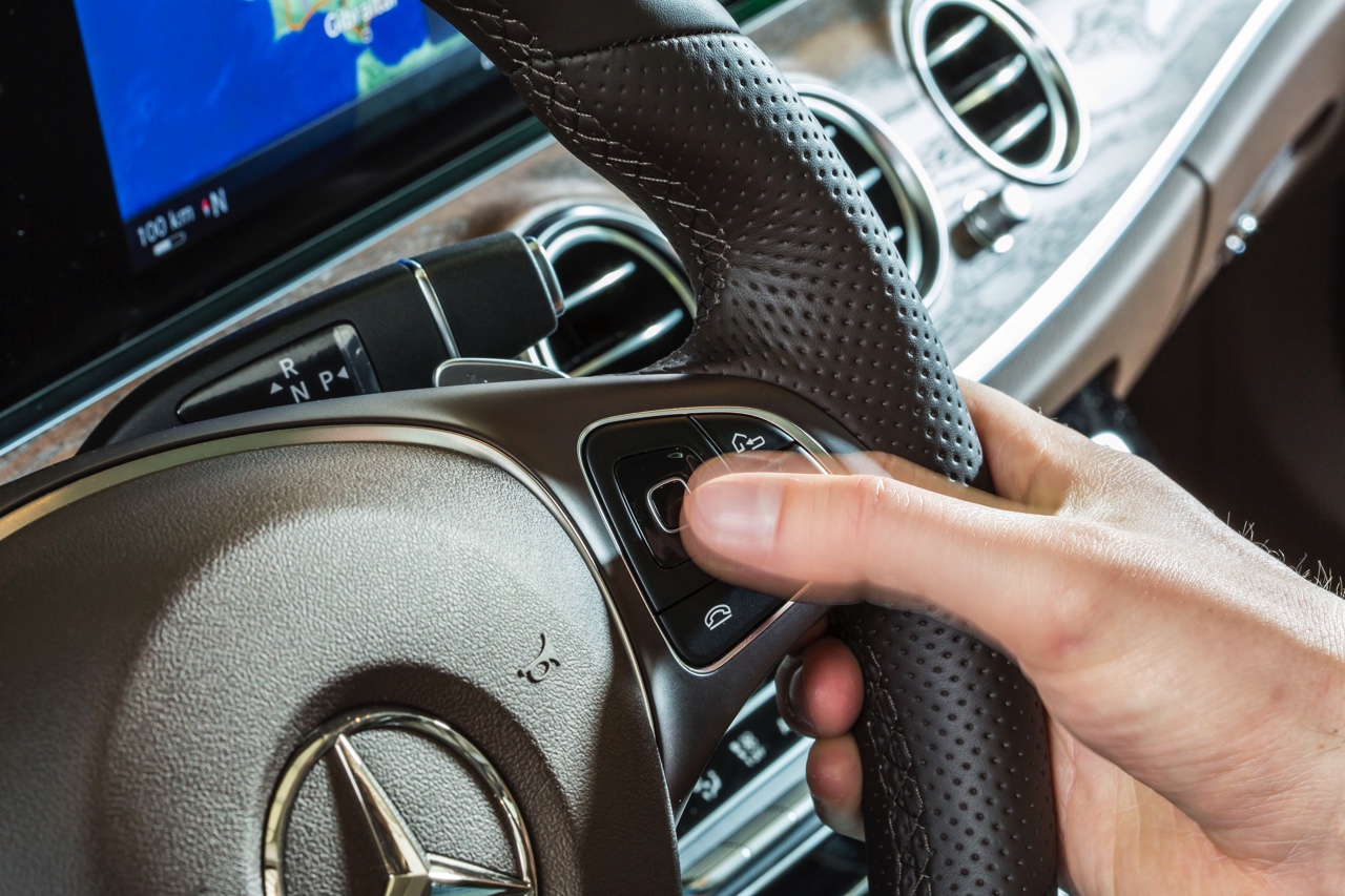 Autotest nieuwe Mercedes-Benz E-Klasse, type W213. De redactie rijdt met de E220d, E350d en E350e plug-in hybride die later in 2016 op de markt komt.