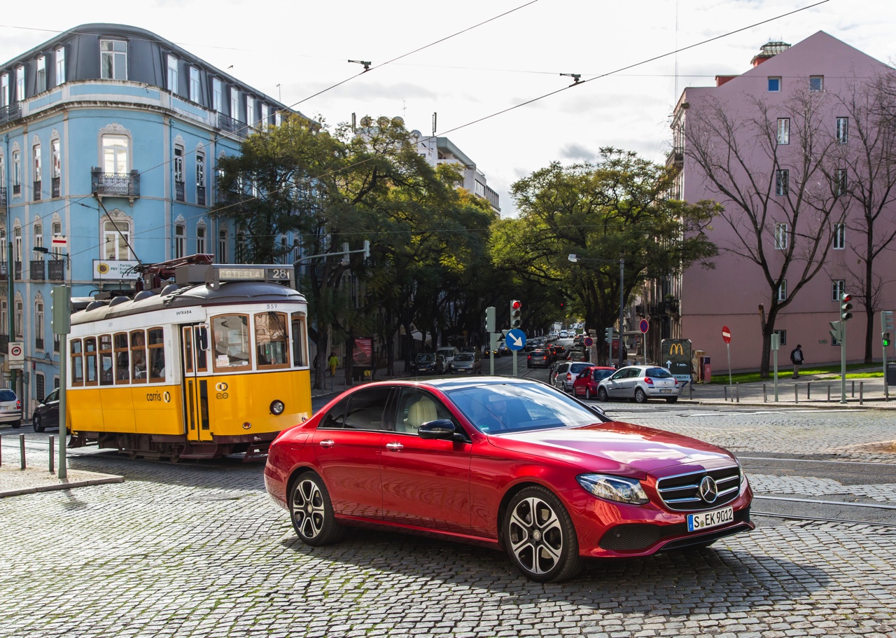 Autotest nieuwe Mercedes-Benz E-Klasse, type W213. De redactie rijdt met de E220d, E350d en E350e plug-in hybride die later in 2016 op de markt komt.
