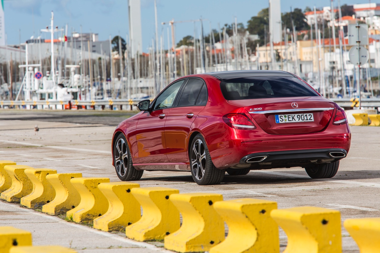 Autotest nieuwe Mercedes-Benz E-Klasse, type W213. De redactie rijdt met de E220d, E350d en E350e plug-in hybride die later in 2016 op de markt komt.