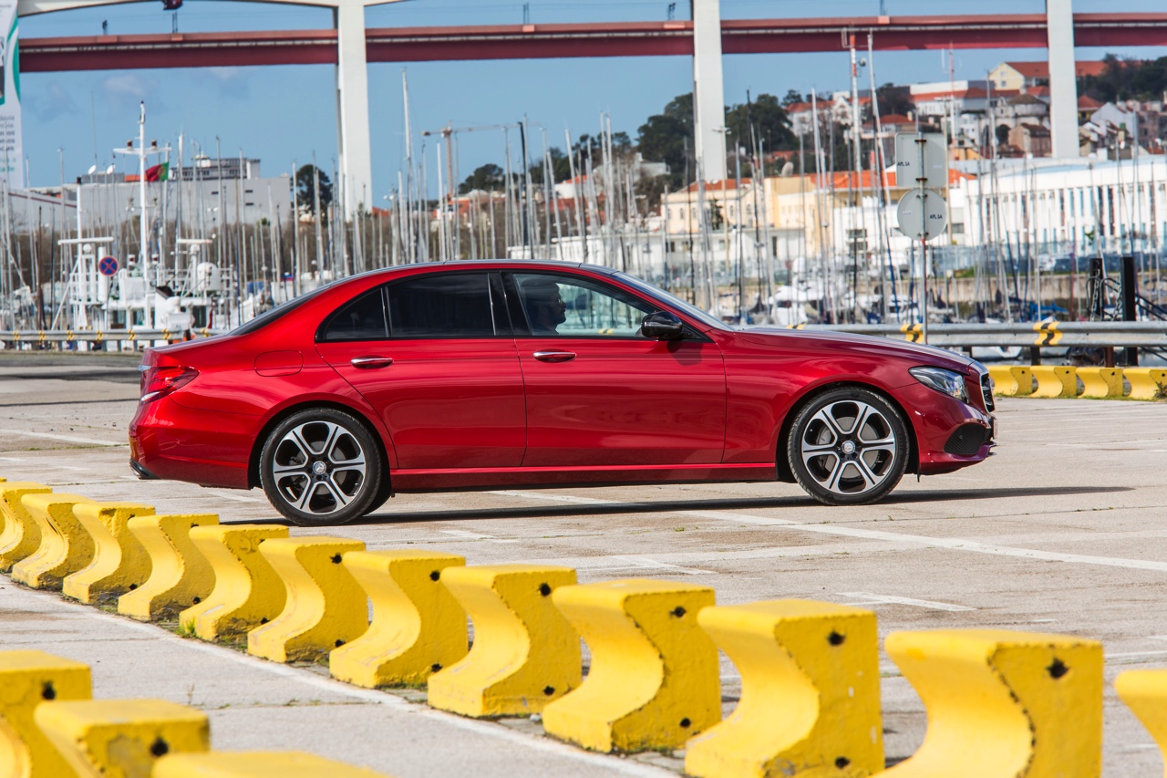Autotest nieuwe Mercedes-Benz E-Klasse, type W213. De redactie rijdt met de E220d, E350d en E350e plug-in hybride die later in 2016 op de markt komt.