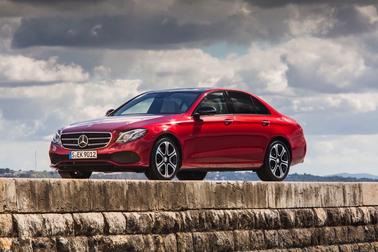 Autotest nieuwe Mercedes-Benz E-Klasse, type W213. De redactie rijdt met de E220d, E350d en E350e plug-in hybride die later in 2016 op de markt komt.