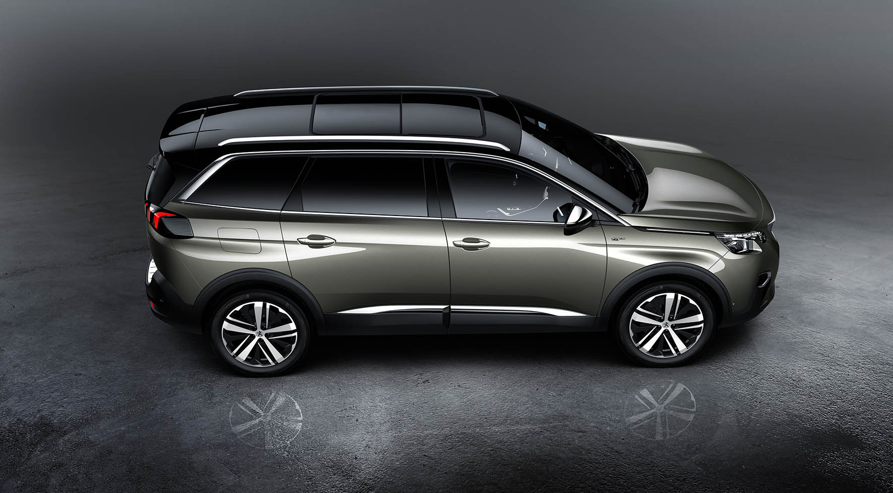 Nieuwe Peugeot 5008 onthuld. Dit zijn de eerste beelden. Peugeot transformeert de MPV naar een SUV maar zonder in te boeten op ruimte en functionaliteit.
