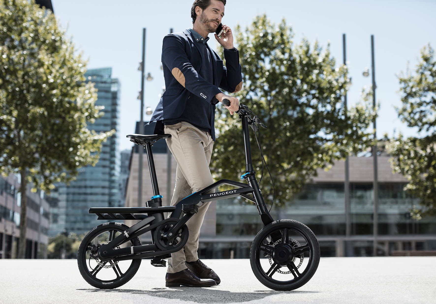 Nieuwe Peugeot 5008 onthuld. Dit zijn de eerste beelden. Peugeot transformeert de MPV naar een SUV maar zonder in te boeten op ruimte en functionaliteit.