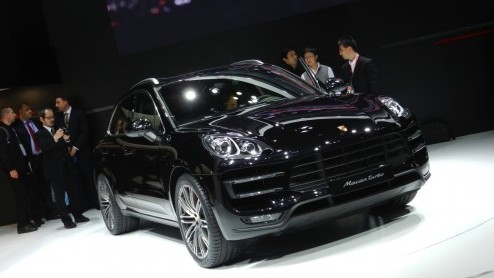 Porsche Macan maakt debuut in Tokio en Los Angeles. Begin april 2014 in Nederlandse showrooms. Prijzen vanaf 75 mille.