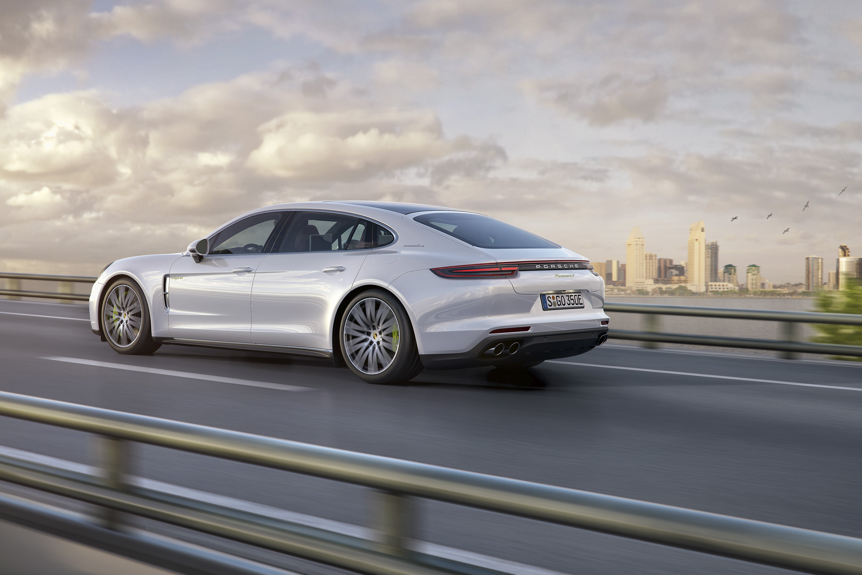 Porsche introduceert nieuwe Panamera Executive met 15 cm verlengde wielbasis. Hij is ook uit te rusten met de nieuwe V6-turbomotor, goed voor 330 pk.