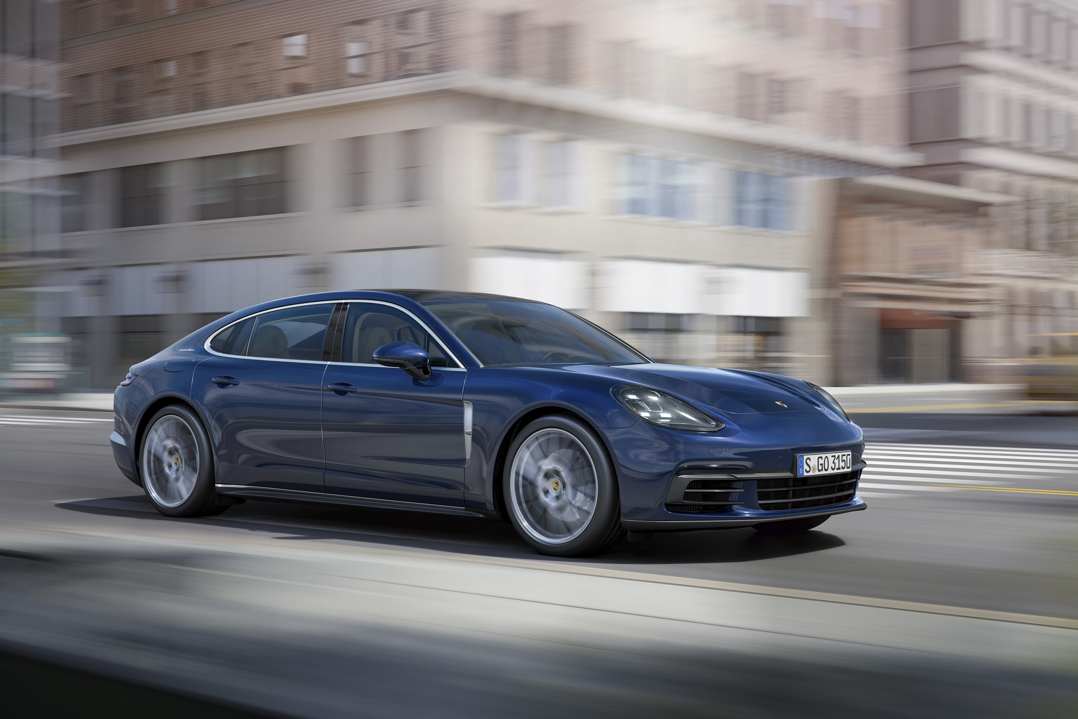 Porsche introduceert nieuwe Panamera Executive met 15 cm verlengde wielbasis. Hij is ook uit te rusten met de nieuwe V6-turbomotor, goed voor 330 pk.
