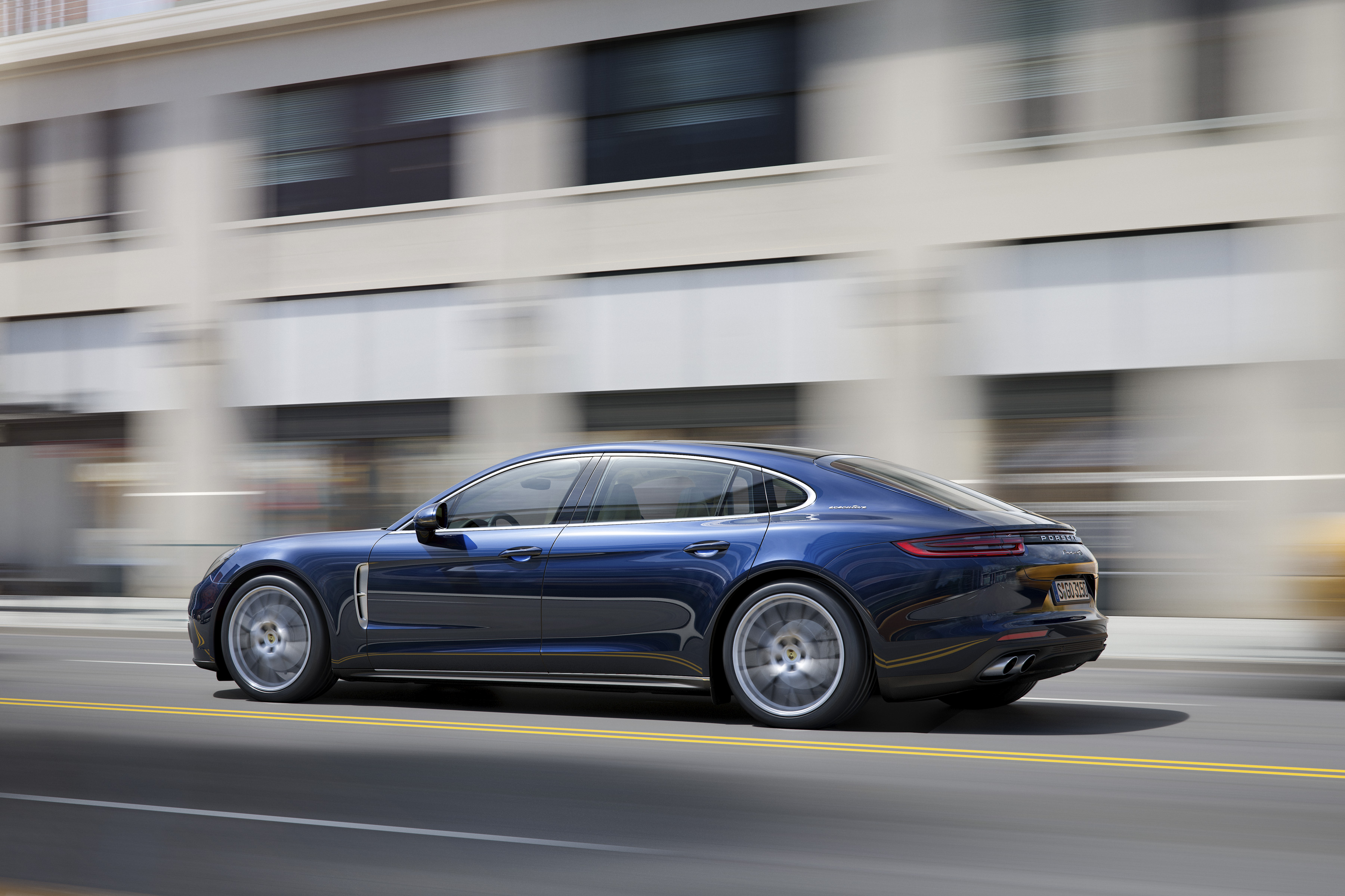Porsche introduceert nieuwe Panamera Executive met 15 cm verlengde wielbasis. Hij is ook uit te rusten met de nieuwe V6-turbomotor, goed voor 330 pk.