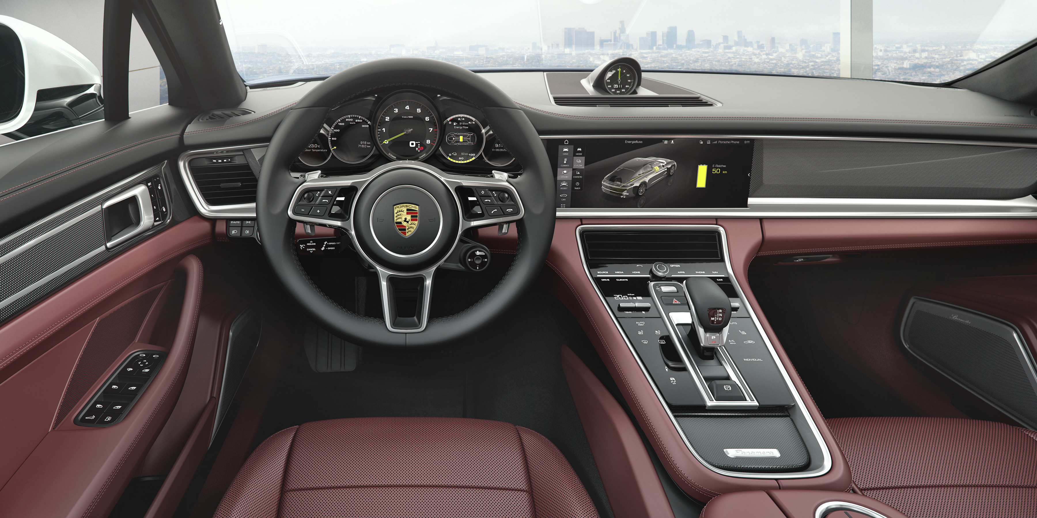 Porsche introduceert nieuwe Panamera Executive met 15 cm verlengde wielbasis. Hij is ook uit te rusten met de nieuwe V6-turbomotor, goed voor 330 pk.