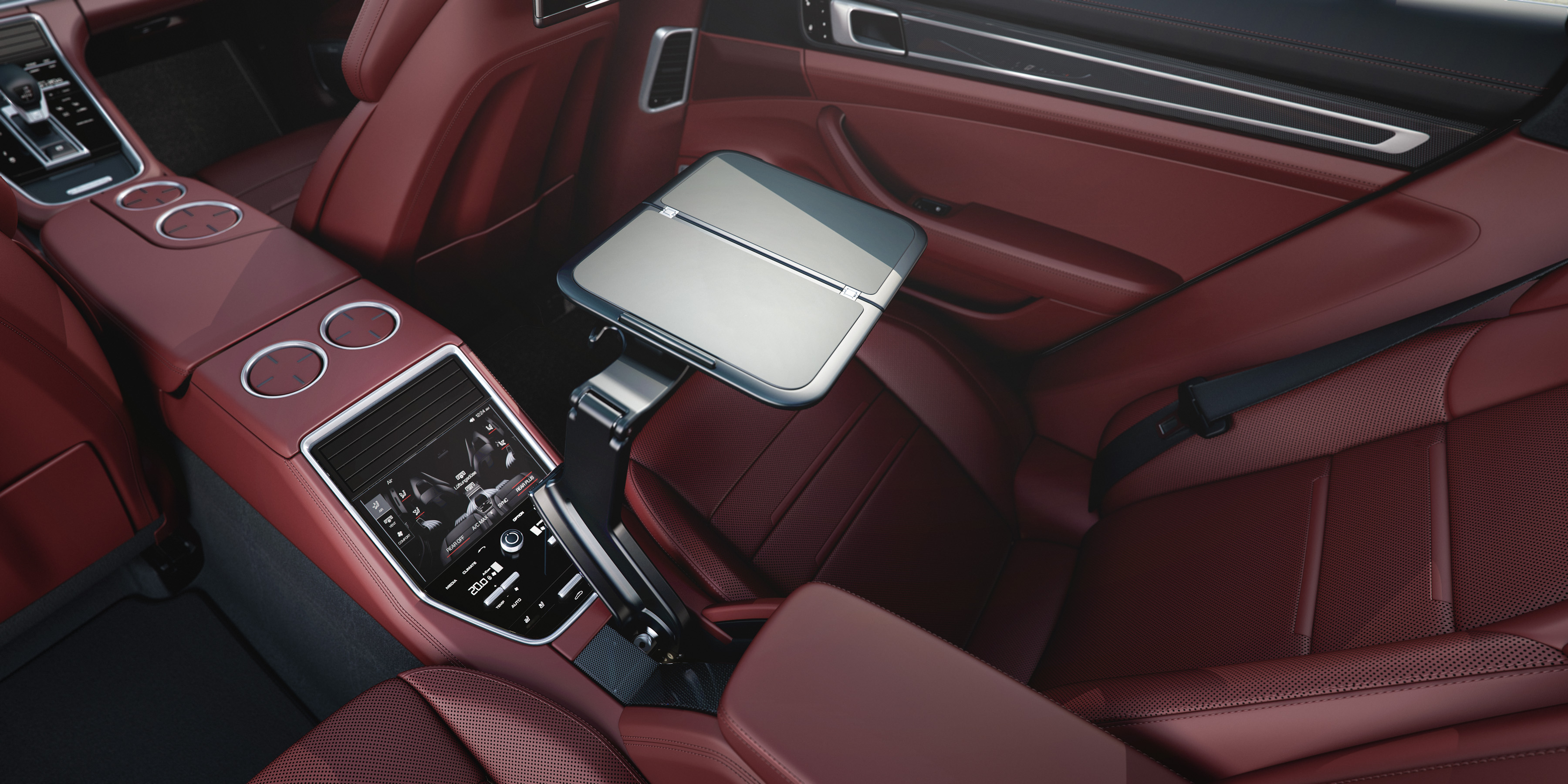 Porsche introduceert nieuwe Panamera Executive met 15 cm verlengde wielbasis. Hij is ook uit te rusten met de nieuwe V6-turbomotor, goed voor 330 pk.