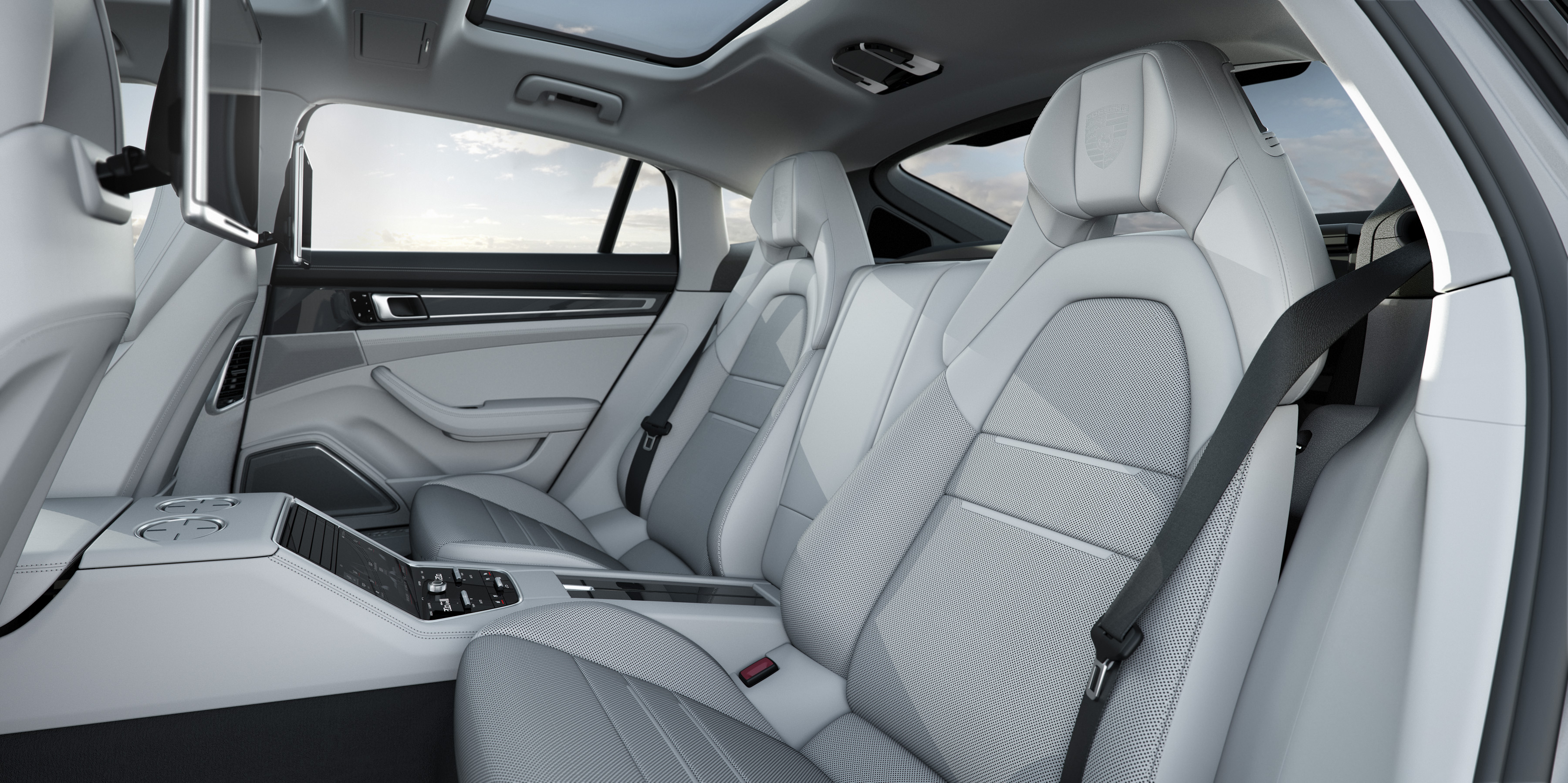 Porsche introduceert nieuwe Panamera Executive met 15 cm verlengde wielbasis. Hij is ook uit te rusten met de nieuwe V6-turbomotor, goed voor 330 pk.