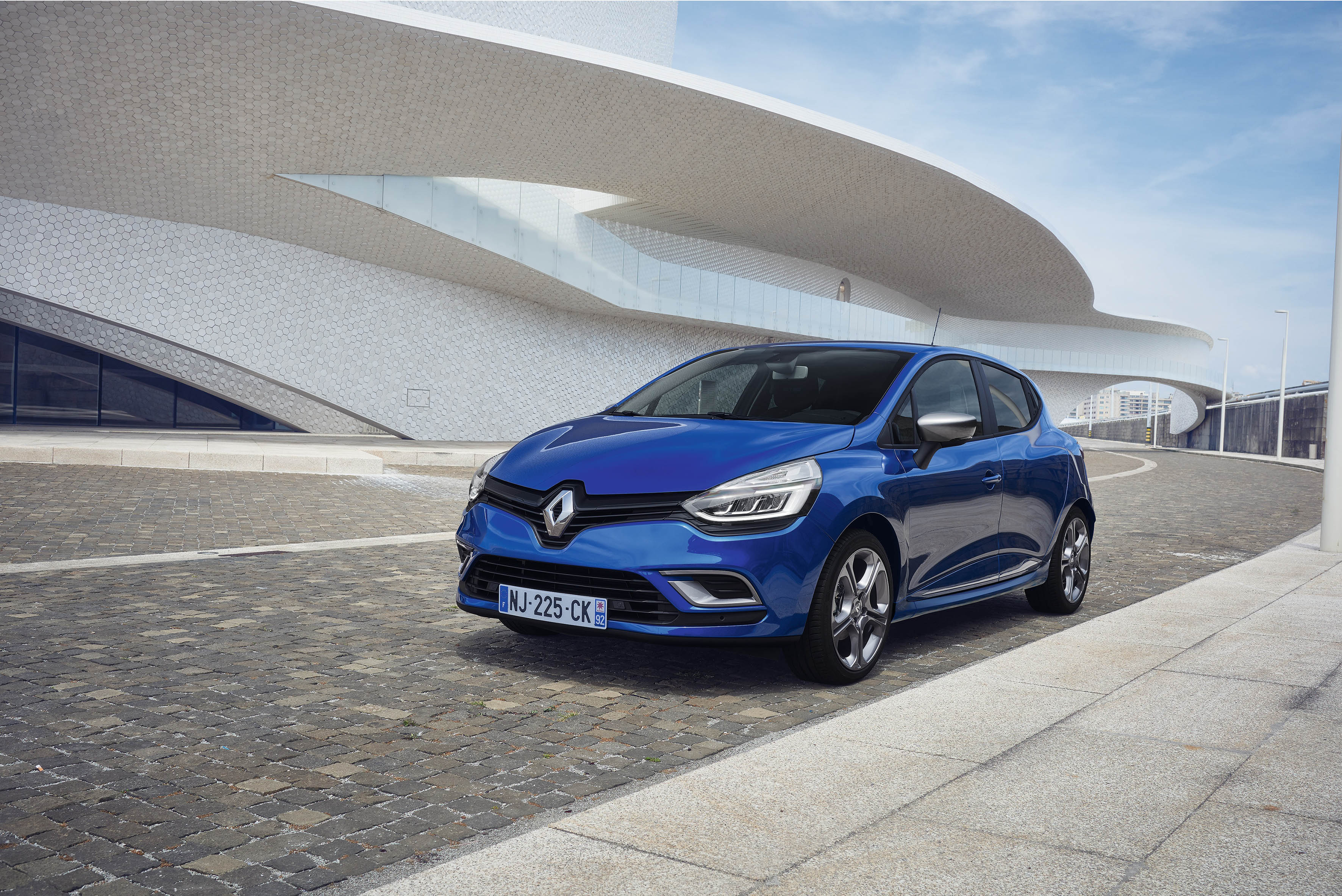 De facelift van de Clio IV geeft ook de Renault Clio R.S. een nieuw uiterlijk. De hot hatch is verkrijgbaar met 200 pk of 220 pk en staat optioneel voor de deur met Akrapovic-uitlaat.