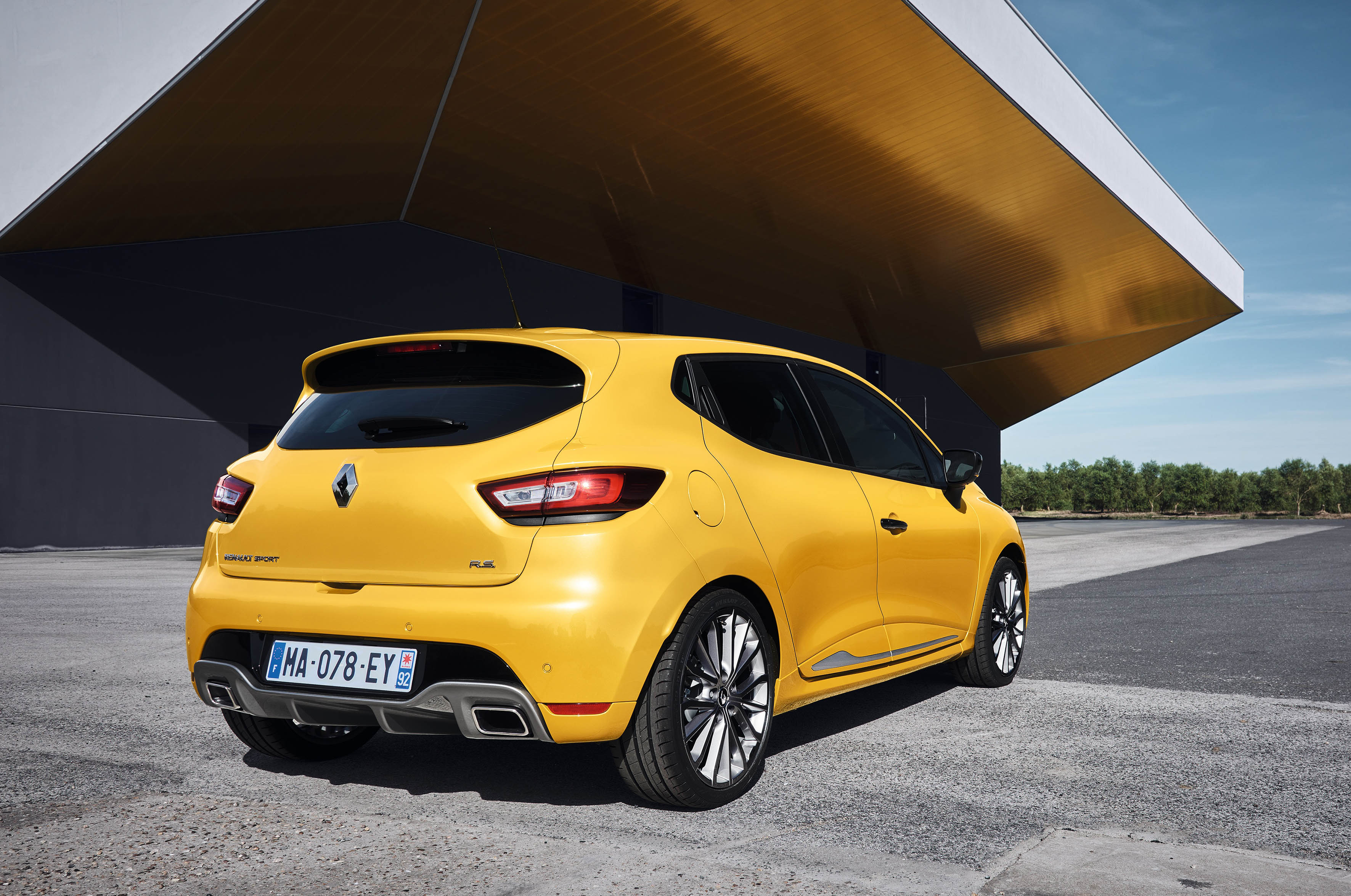 De facelift van de Clio IV geeft ook de Renault Clio R.S. een nieuw uiterlijk. De hot hatch is verkrijgbaar met 200 pk of 220 pk en staat optioneel voor de deur met Akrapovic-uitlaat.
