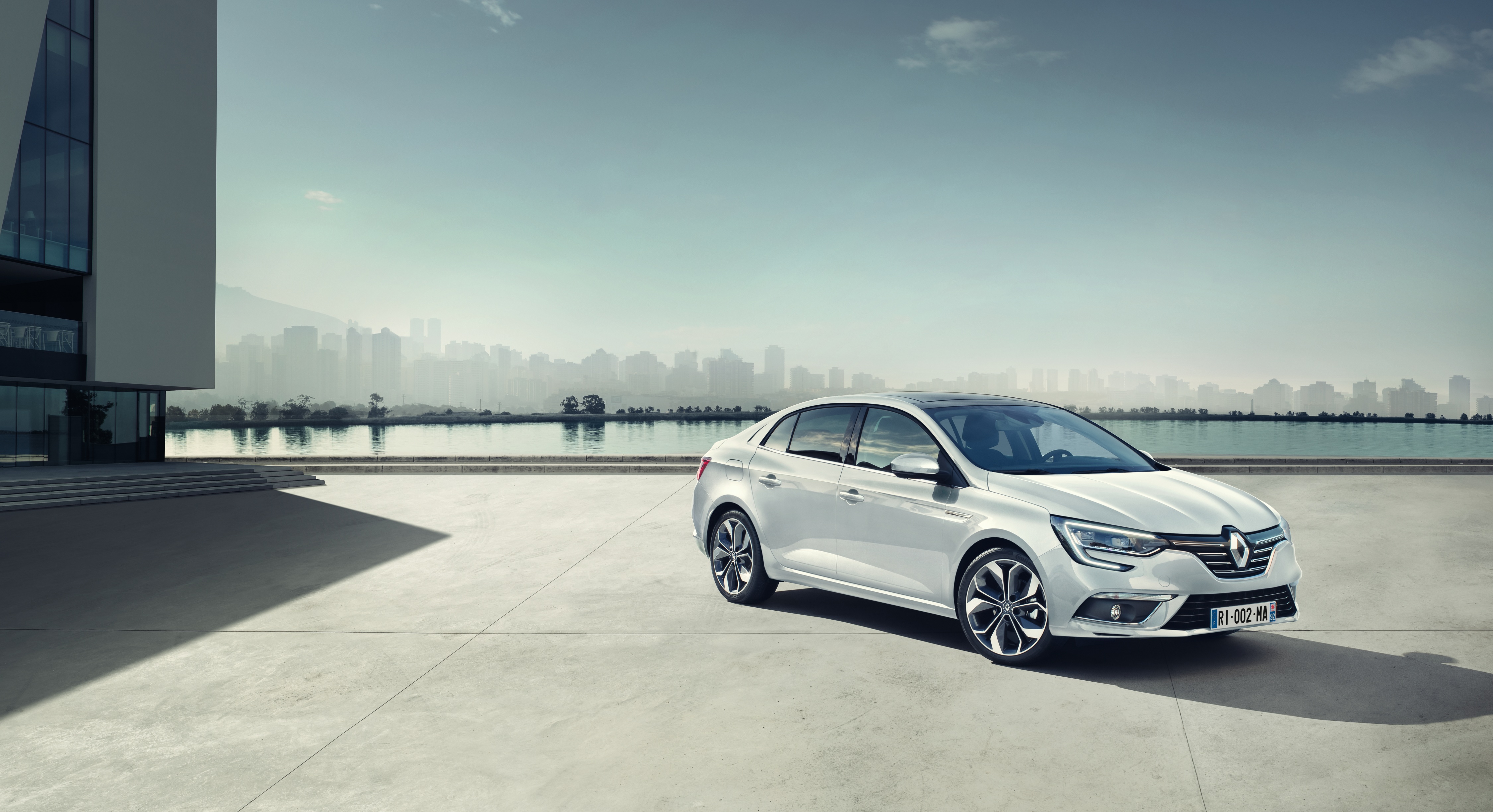 De nieuwe Renault Mgane laat zich nu ook zien als Grand Coup. Het is de chique benaming voor een sedan.