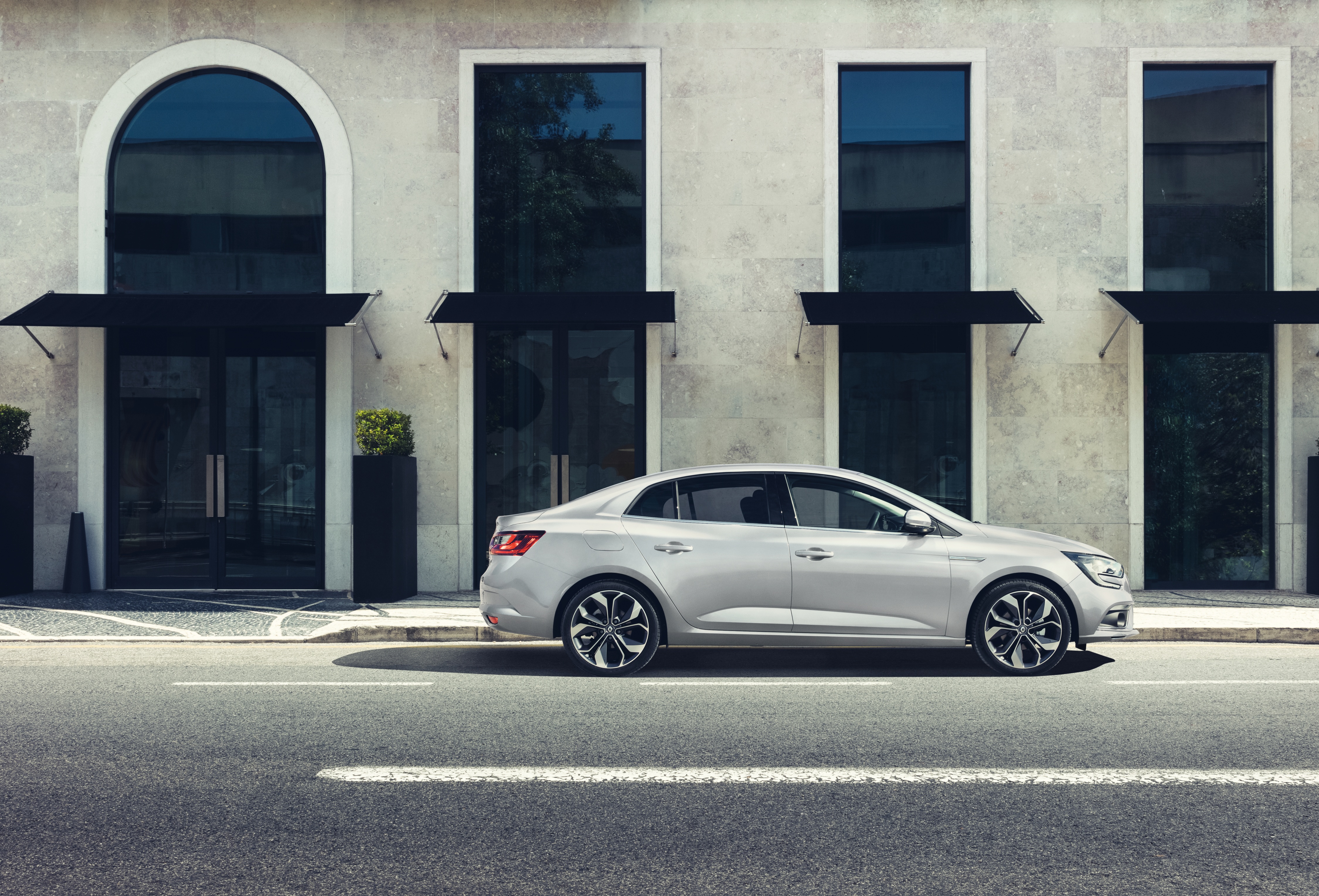 De nieuwe Renault Mgane laat zich nu ook zien als Grand Coup. Het is de chique benaming voor een sedan.