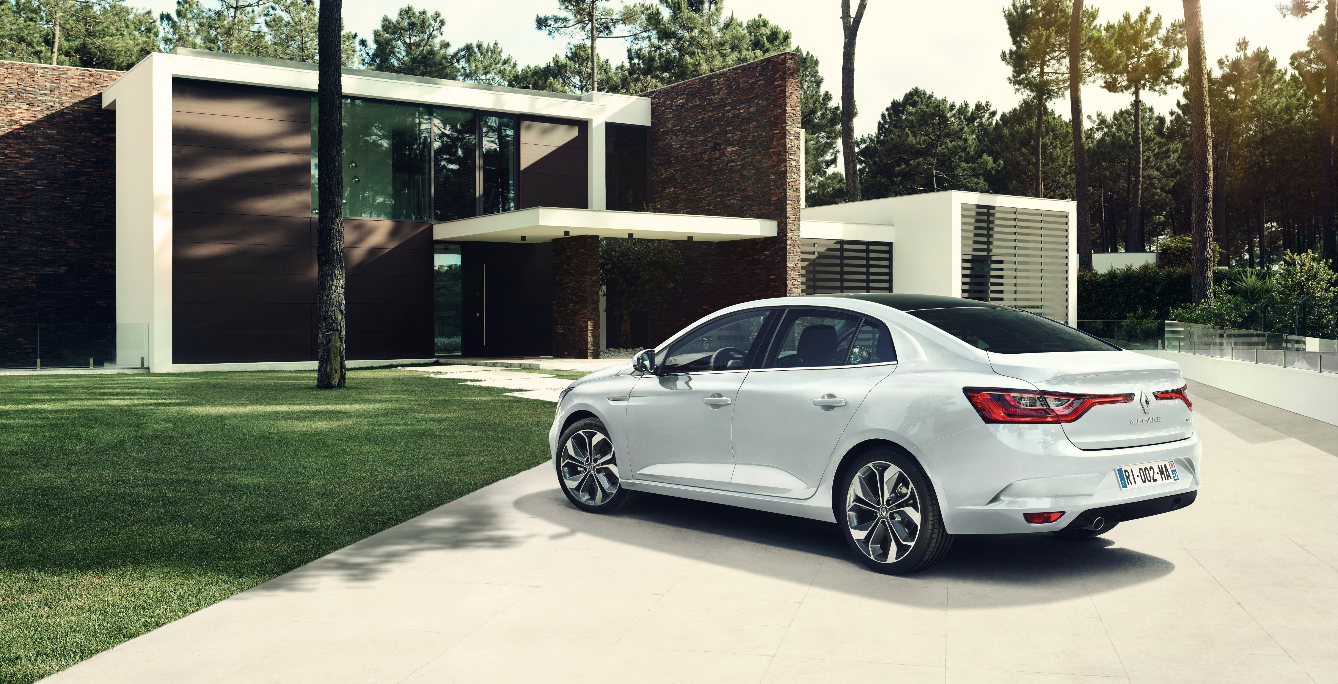 De nieuwe Renault Mgane laat zich nu ook zien als Grand Coup. Het is de chique benaming voor een sedan.