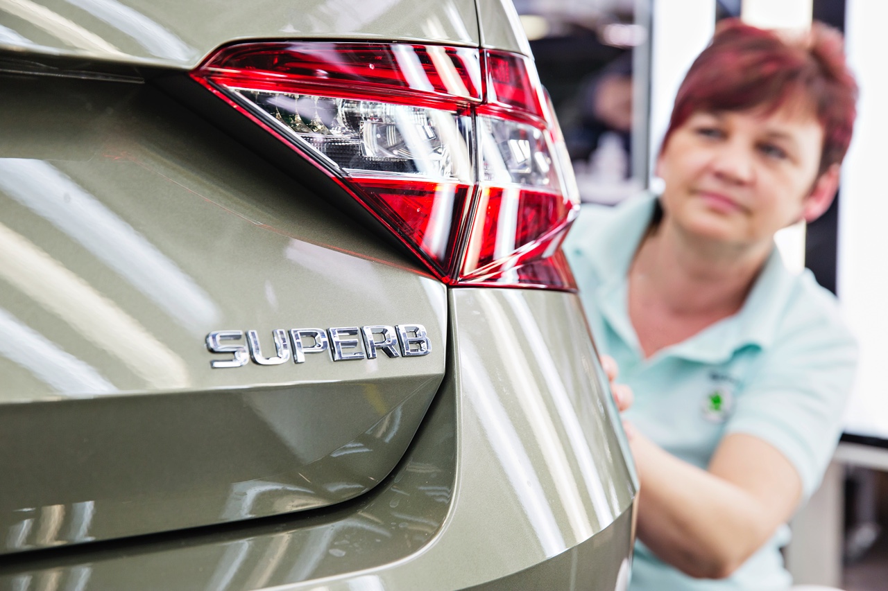 Skoda Superb Combi introductie is onderweg. De stationwagon van het nieuwe vlaggenschip werd gesignaleerd op video.