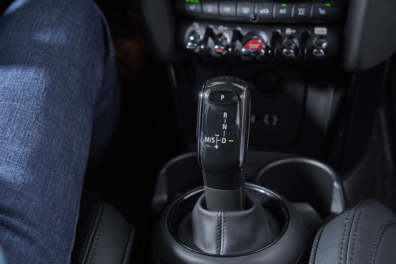 Mini vervangt de bestaande zestraps Steptronic automaten in drie modellen voor exemplaren met extra overbrengingen.