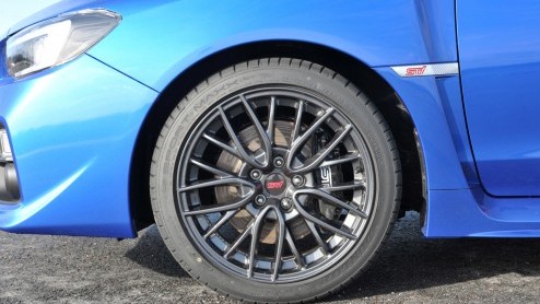 Test nieuwe Subaru WRX STI. We hebben gereden met de Subaru WRX STI Sport Executive met 2,5 liter turbo boxermotor, goed voor 300 pk en meer dan 400 Nm.