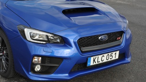 Test nieuwe Subaru WRX STI. We hebben gereden met de Subaru WRX STI Sport Executive met 2,5 liter turbo boxermotor, goed voor 300 pk en meer dan 400 Nm.