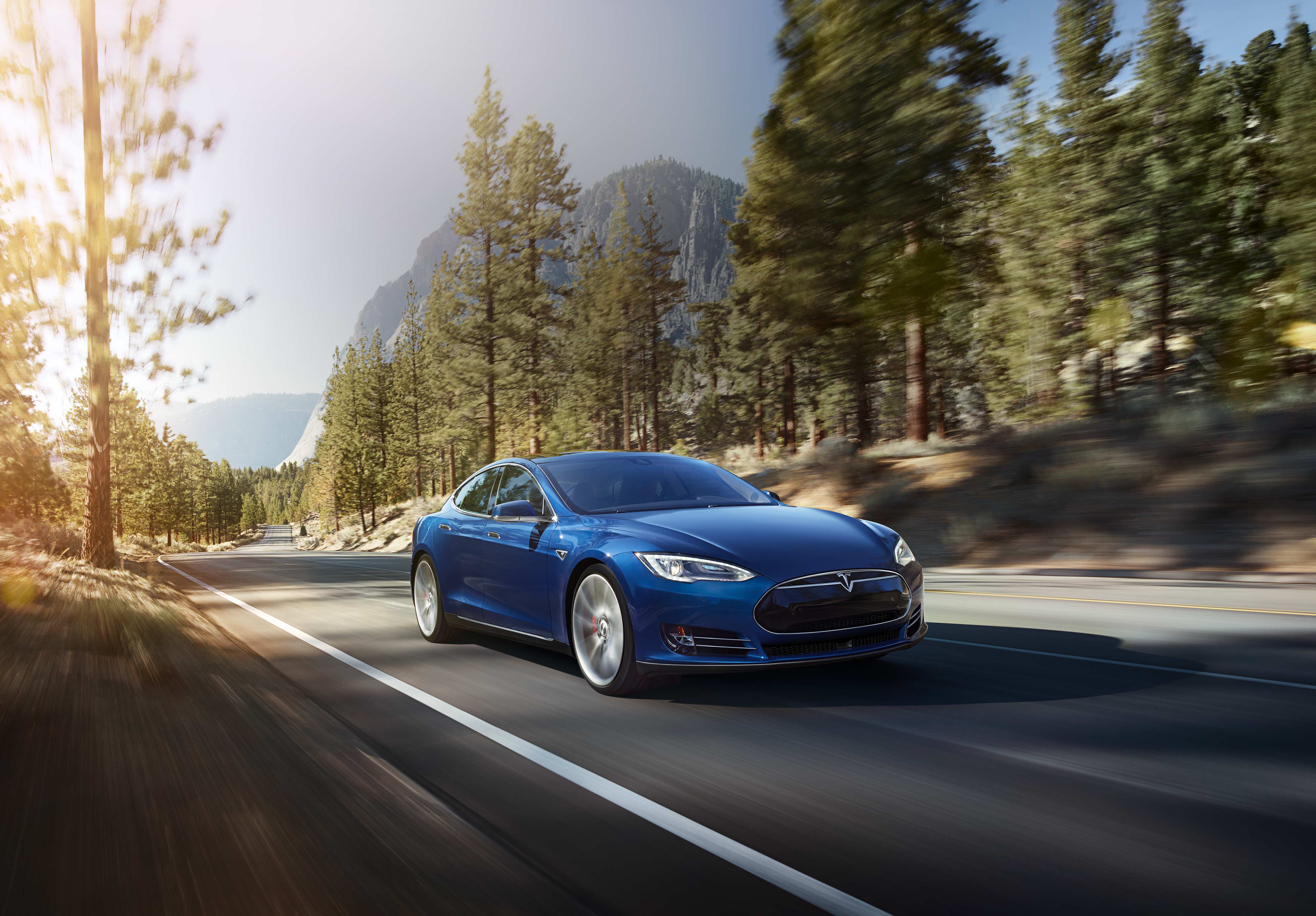 Tesla Model S 70D is nieuwe instapper voor de Model S reeks met standaard vierwielaandrijving en gratis Supercharger laden.