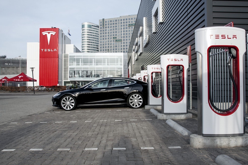 Tesla Model S 70D is nieuwe instapper voor de Model S reeks met standaard vierwielaandrijving en gratis Supercharger laden.