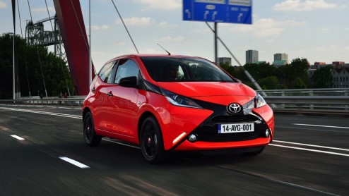 Rijtest/Autotest nieuwe Toyota Aygo 2014. De populaire stadsauto van de Japanners is helemaal nieuw ontwikkeld en stelt zich vrolijk op met veel, maar goedkope personaliseringsmogelijkheden.
