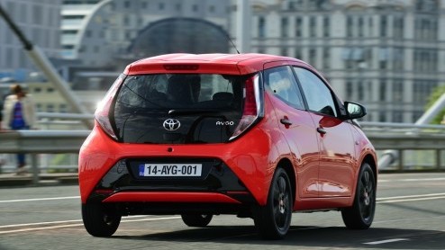 Rijtest/Autotest nieuwe Toyota Aygo 2014. De populaire stadsauto van de Japanners is helemaal nieuw ontwikkeld en stelt zich vrolijk op met veel, maar goedkope personaliseringsmogelijkheden.