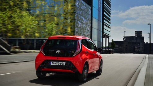 Rijtest/Autotest nieuwe Toyota Aygo 2014. De populaire stadsauto van de Japanners is helemaal nieuw ontwikkeld en stelt zich vrolijk op met veel, maar goedkope personaliseringsmogelijkheden.