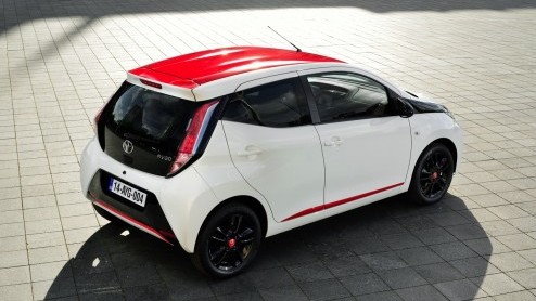 Rijtest/Autotest nieuwe Toyota Aygo 2014. De populaire stadsauto van de Japanners is helemaal nieuw ontwikkeld en stelt zich vrolijk op met veel, maar goedkope personaliseringsmogelijkheden.
