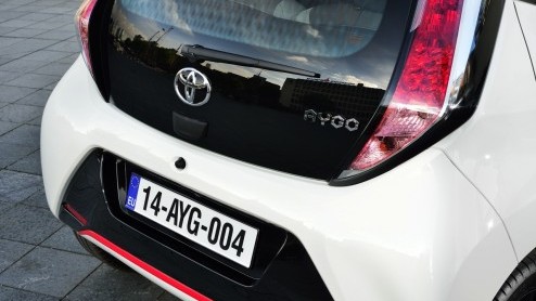 Rijtest/Autotest nieuwe Toyota Aygo 2014. De populaire stadsauto van de Japanners is helemaal nieuw ontwikkeld en stelt zich vrolijk op met veel, maar goedkope personaliseringsmogelijkheden.