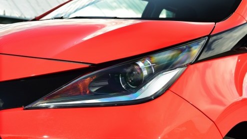 Rijtest/Autotest nieuwe Toyota Aygo 2014. De populaire stadsauto van de Japanners is helemaal nieuw ontwikkeld en stelt zich vrolijk op met veel, maar goedkope personaliseringsmogelijkheden.