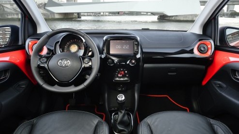 Rijtest/Autotest nieuwe Toyota Aygo 2014. De populaire stadsauto van de Japanners is helemaal nieuw ontwikkeld en stelt zich vrolijk op met veel, maar goedkope personaliseringsmogelijkheden.