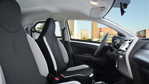 Rijtest/Autotest nieuwe Toyota Aygo 2014. De populaire stadsauto van de Japanners is helemaal nieuw ontwikkeld en stelt zich vrolijk op met veel, maar goedkope personaliseringsmogelijkheden.