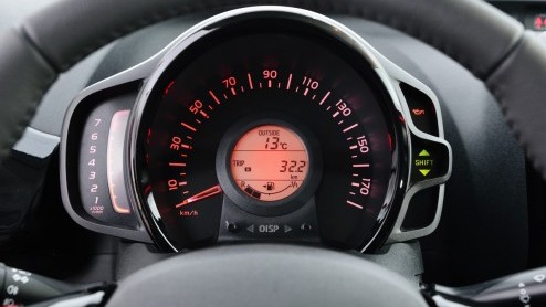 Rijtest/Autotest nieuwe Toyota Aygo 2014. De populaire stadsauto van de Japanners is helemaal nieuw ontwikkeld en stelt zich vrolijk op met veel, maar goedkope personaliseringsmogelijkheden.