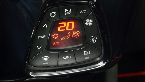 Rijtest/Autotest nieuwe Toyota Aygo 2014. De populaire stadsauto van de Japanners is helemaal nieuw ontwikkeld en stelt zich vrolijk op met veel, maar goedkope personaliseringsmogelijkheden.
