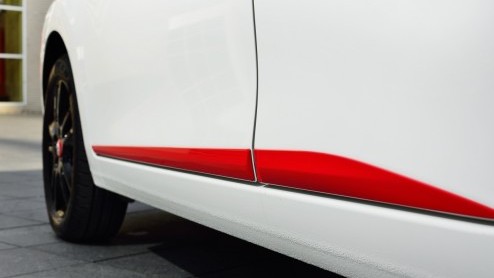 Rijtest/Autotest nieuwe Toyota Aygo 2014. De populaire stadsauto van de Japanners is helemaal nieuw ontwikkeld en stelt zich vrolijk op met veel, maar goedkope personaliseringsmogelijkheden.