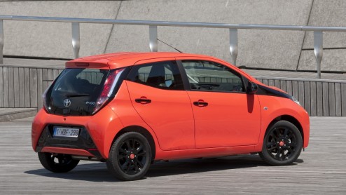Rijtest/Autotest nieuwe Toyota Aygo 2014. De populaire stadsauto van de Japanners is helemaal nieuw ontwikkeld en stelt zich vrolijk op met veel, maar goedkope personaliseringsmogelijkheden.