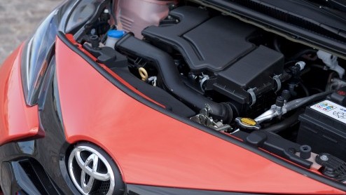 Rijtest/Autotest nieuwe Toyota Aygo 2014. De populaire stadsauto van de Japanners is helemaal nieuw ontwikkeld en stelt zich vrolijk op met veel, maar goedkope personaliseringsmogelijkheden.
