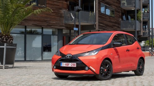 Rijtest/Autotest nieuwe Toyota Aygo 2014. De populaire stadsauto van de Japanners is helemaal nieuw ontwikkeld en stelt zich vrolijk op met veel, maar goedkope personaliseringsmogelijkheden.