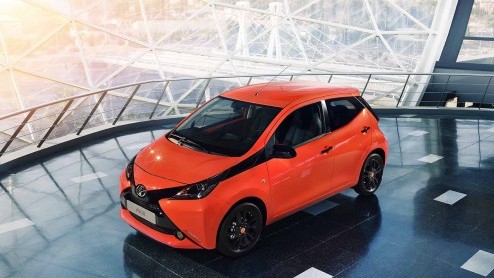 Nieuwe Toyota Aygo onthuld en vanaf juli in Nederland met kenmerkend X-design front en een zuinige 1.0 liter met 14% bijtelling.