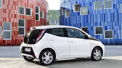 Nieuwe Toyota Aygo onthuld en vanaf juli in Nederland met kenmerkend X-design front en een zuinige 1.0 liter met 14% bijtelling.