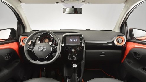 Nieuwe Toyota Aygo onthuld en vanaf juli in Nederland met kenmerkend X-design front en een zuinige 1.0 liter met 14% bijtelling.